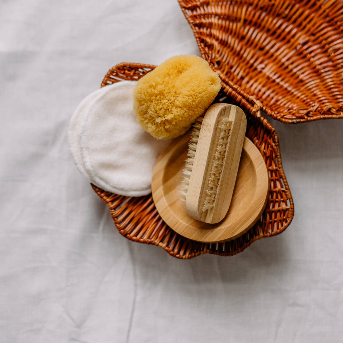 Light nail brush with natural bristles- lotus wood