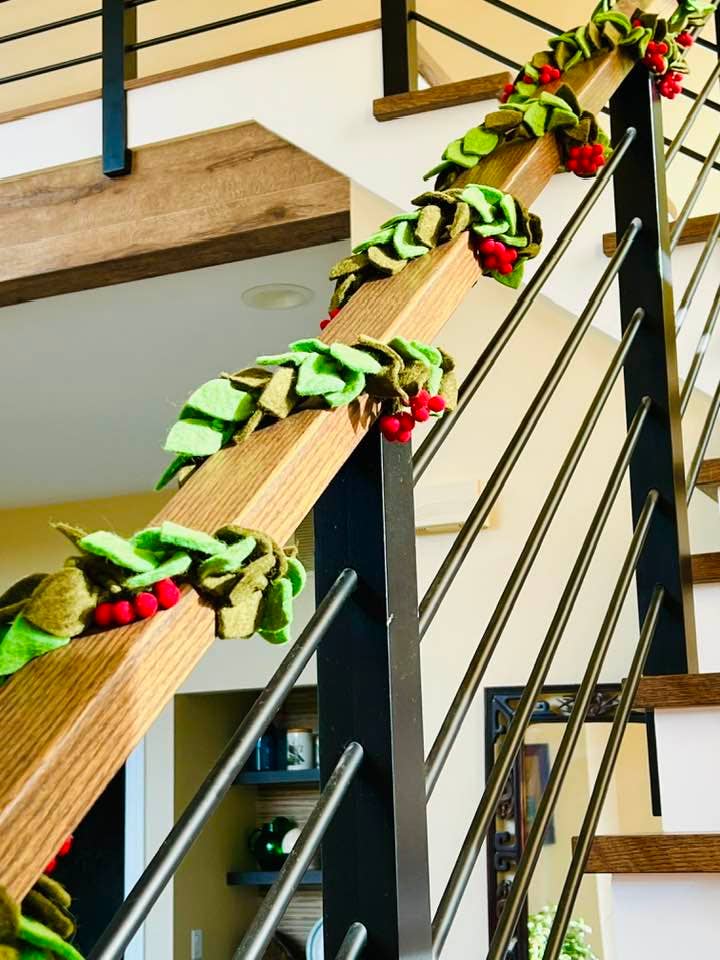 Christmas Decor Garland - Mistletoe
