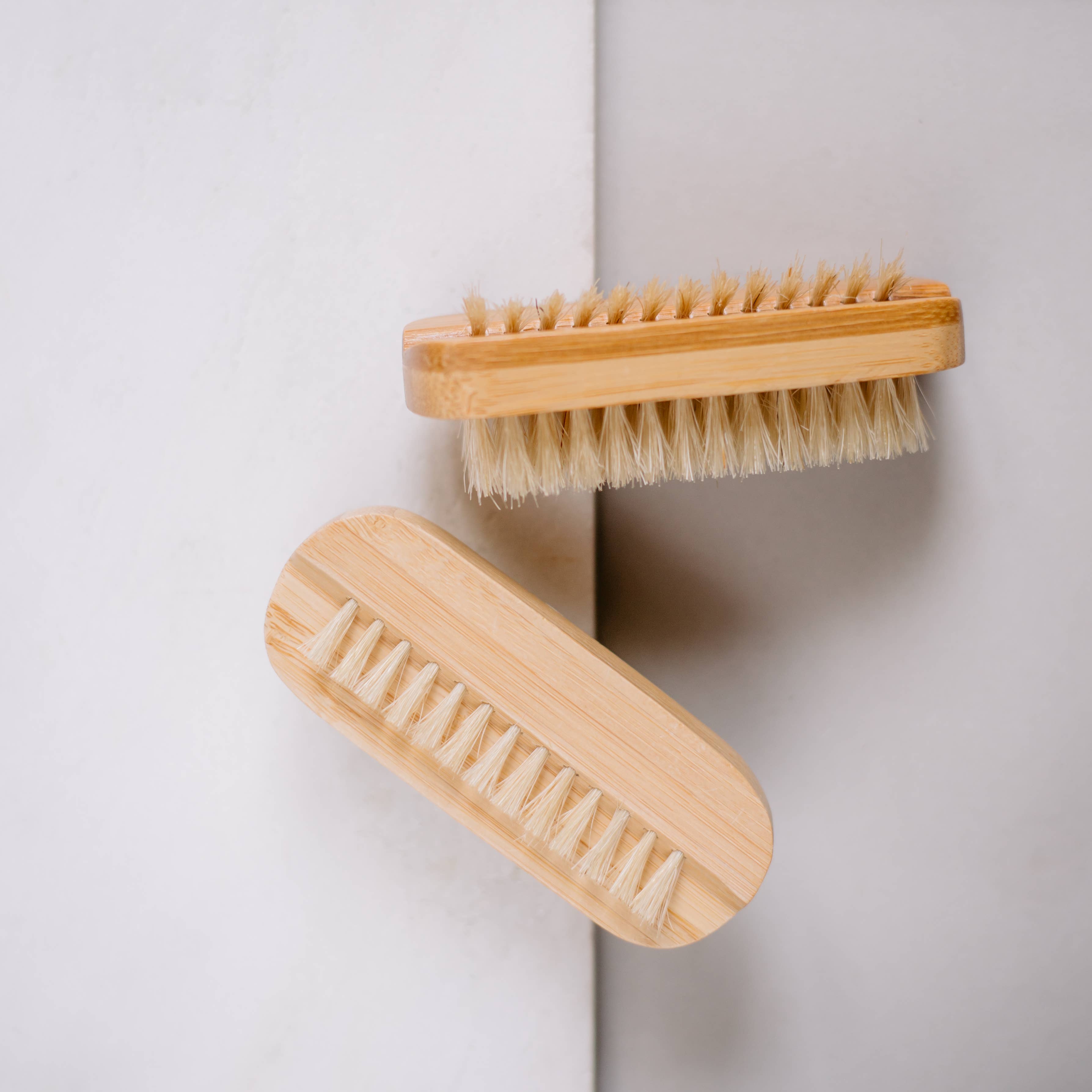Light nail brush with natural bristles- lotus wood