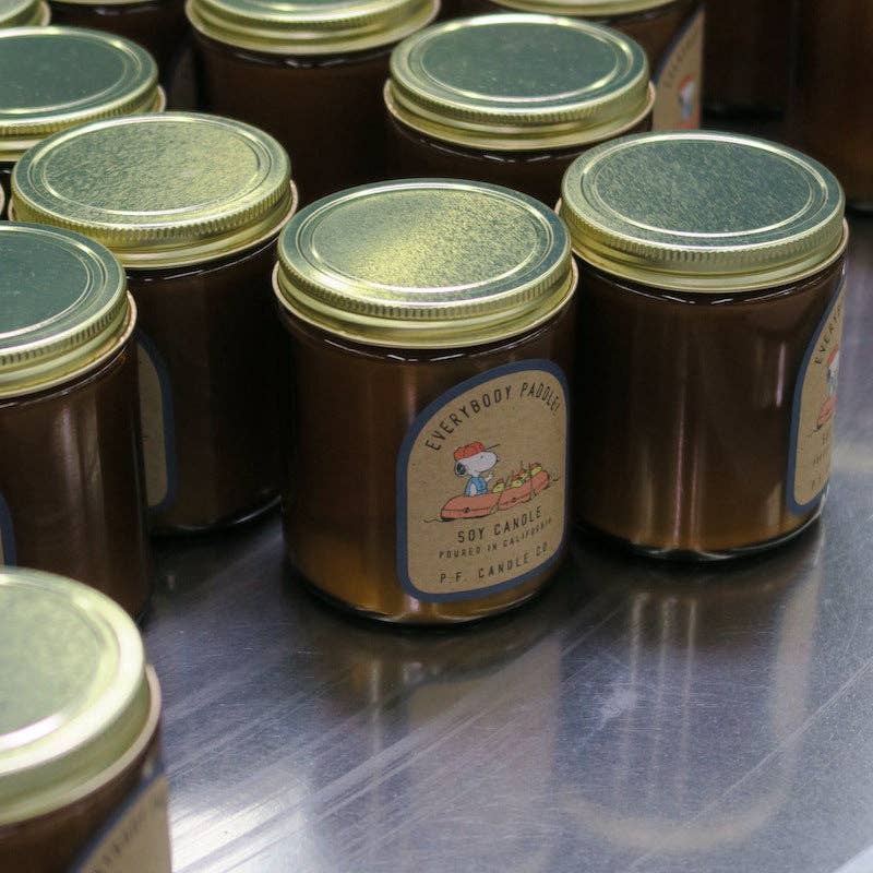 P.F. Candle Co. *LIMITED* Everybody Paddle! for Peanuts™– Standard Candle