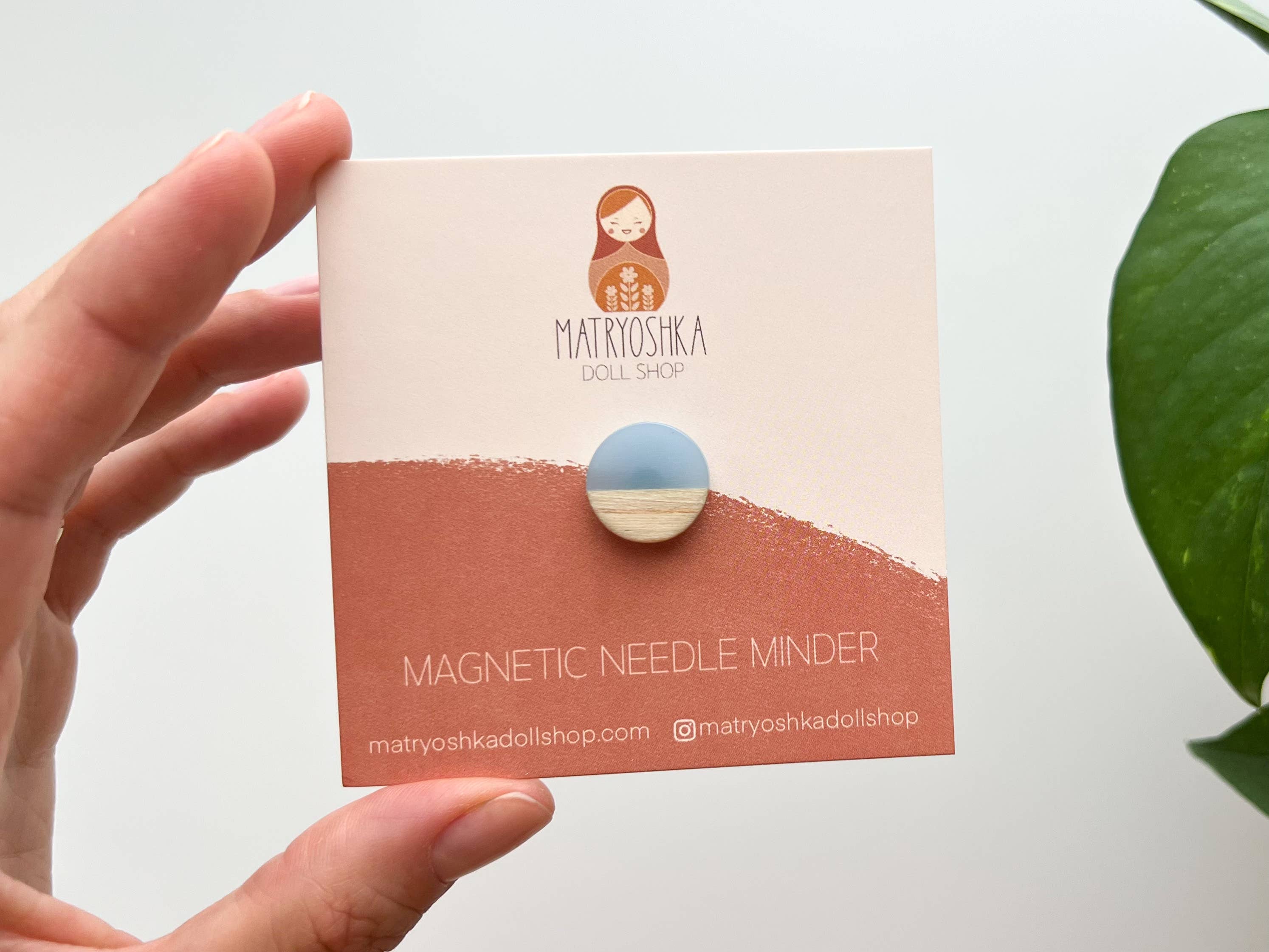 Circle magnetic needle minder, needle magnet