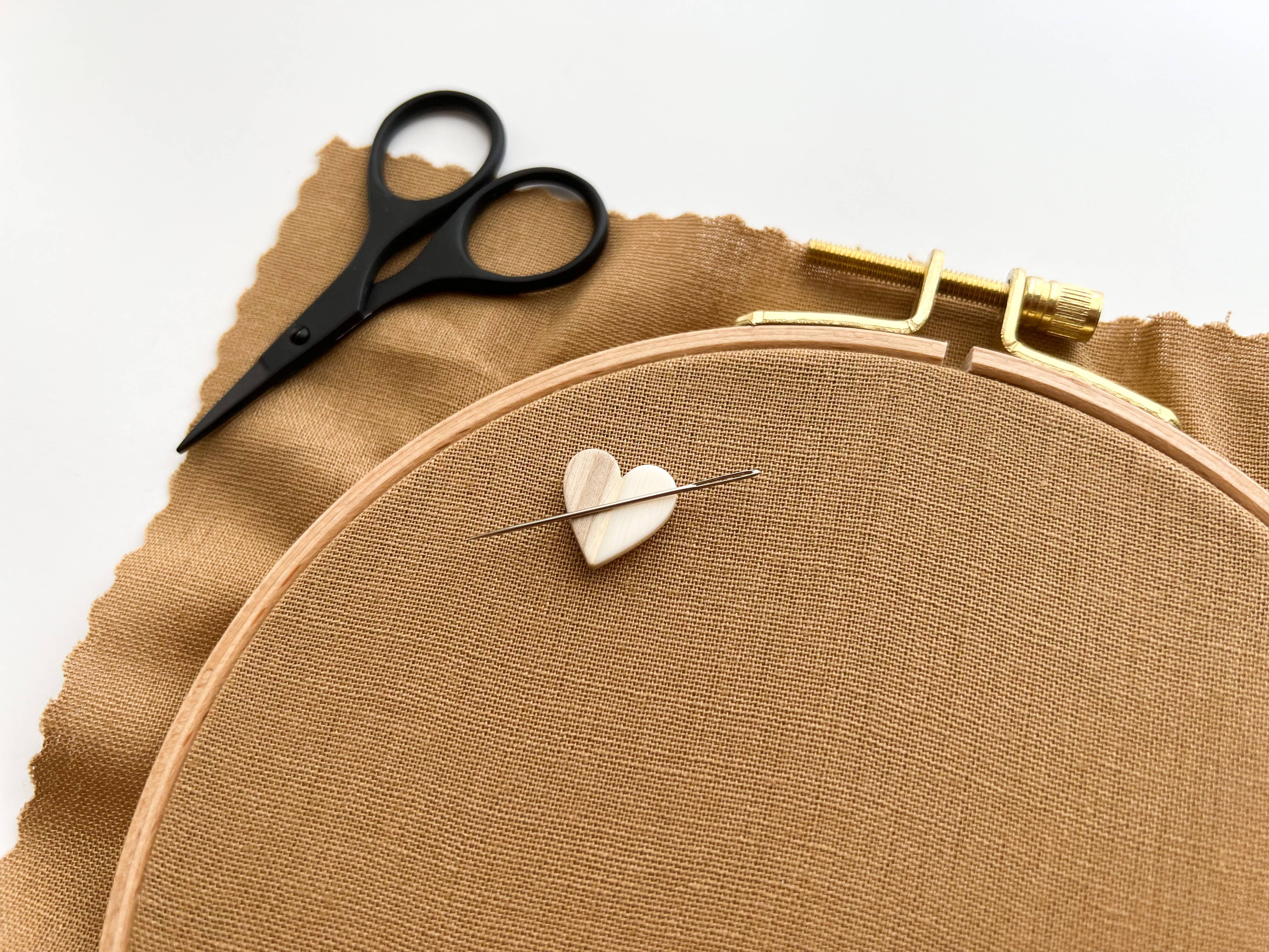 Heart magnetic needle minder, needle magnet