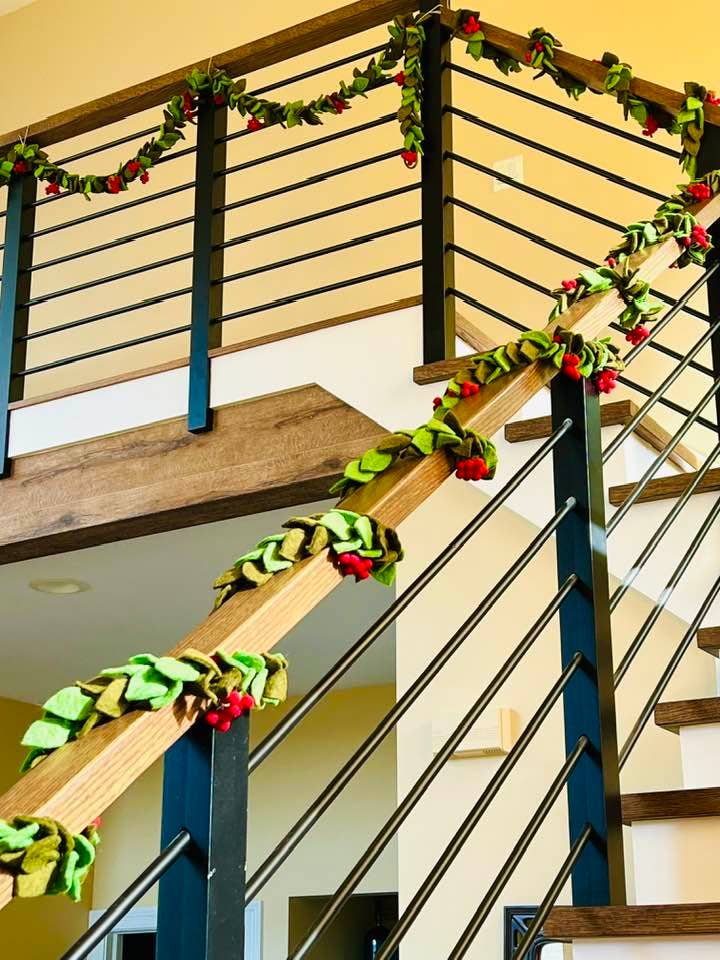 Christmas Decor Garland - Mistletoe