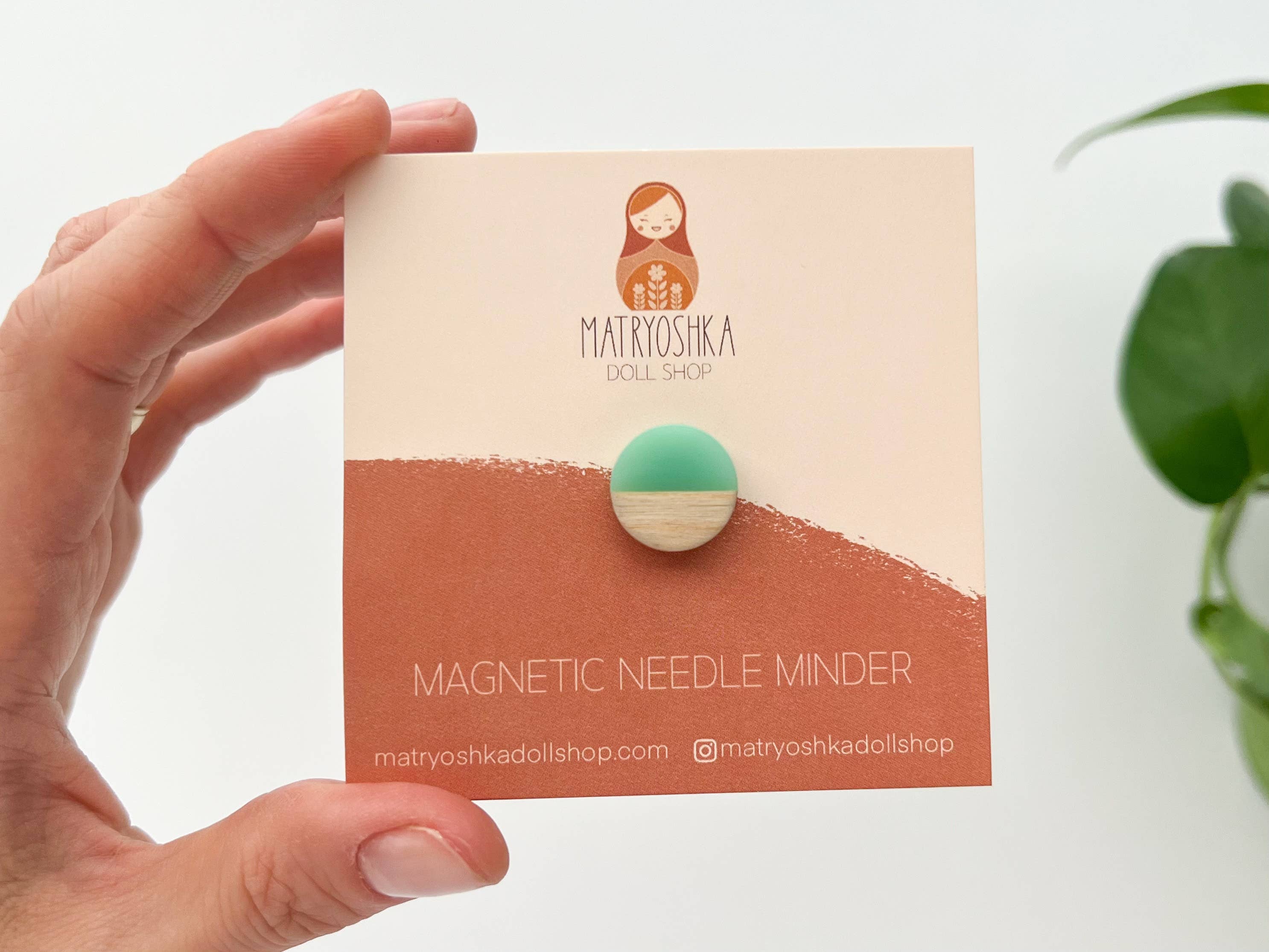 Circle magnetic needle minder, needle magnet