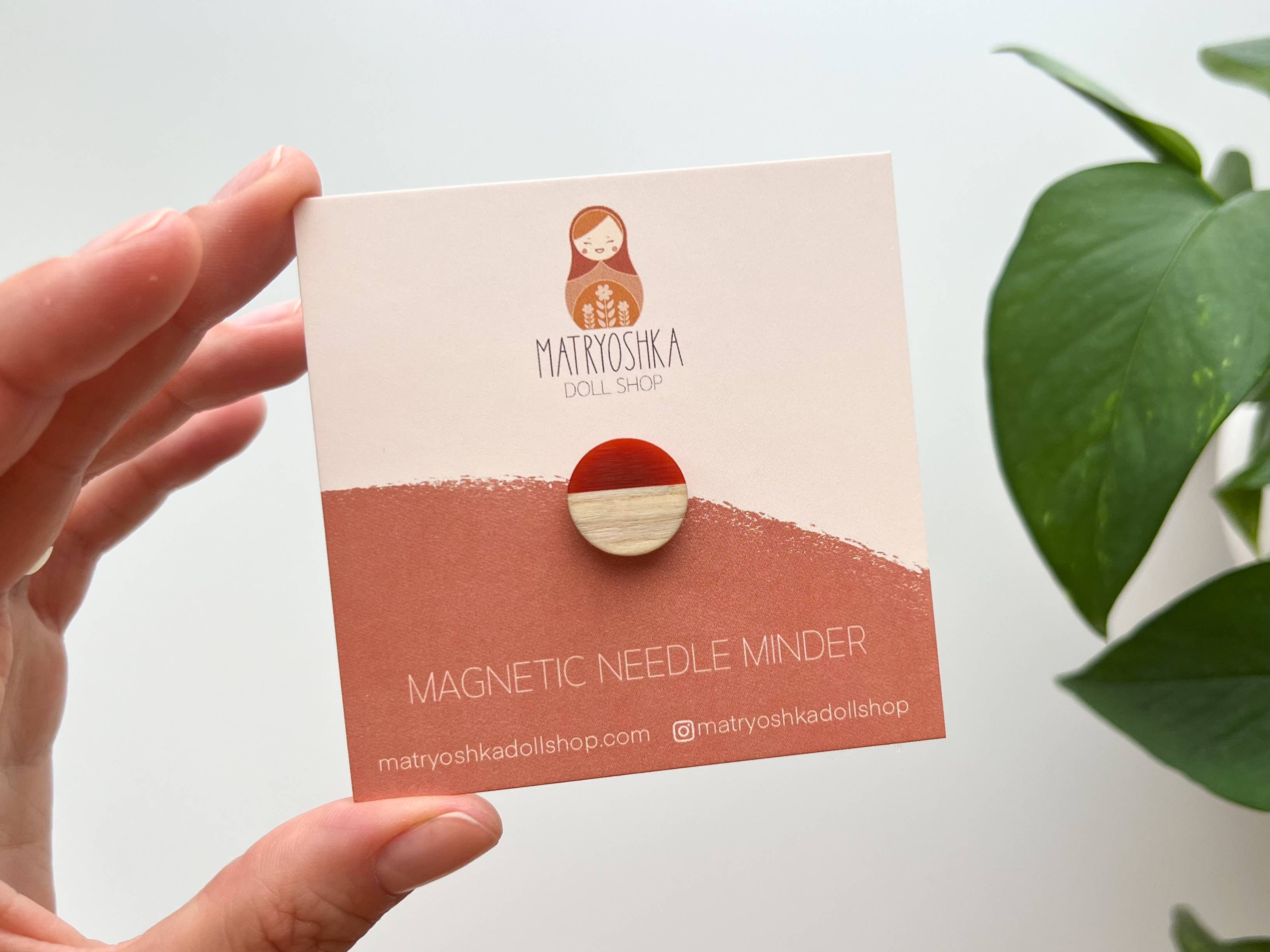 Circle magnetic needle minder, needle magnet